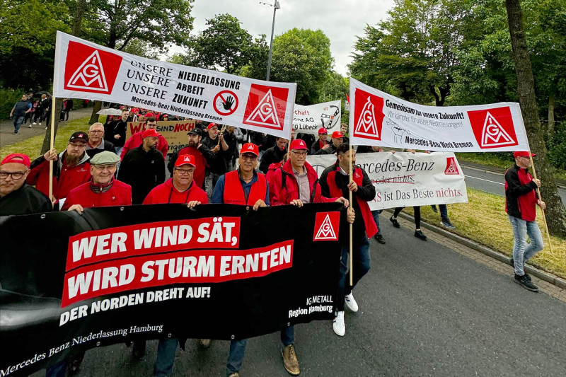 600 Hamburger Beschäftigte bei einer Protestkundgebung vor dem Mercedes Werk in Bremen